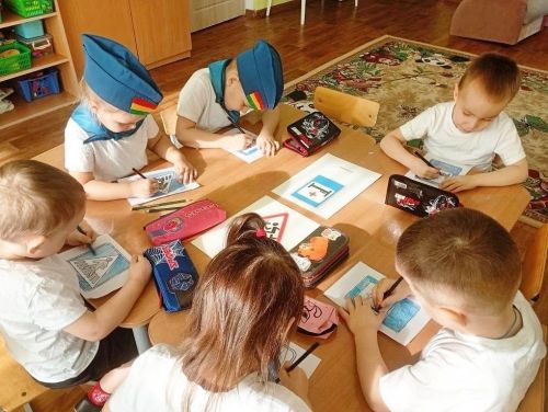 В детском саду  №10 «Рябинушка» дошкольники изучили правила дорожного движения