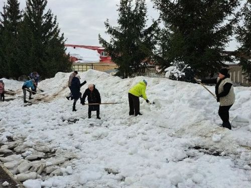 «Эковесна» объединила Менделеевский район: школы и детские сады вышли на субботники