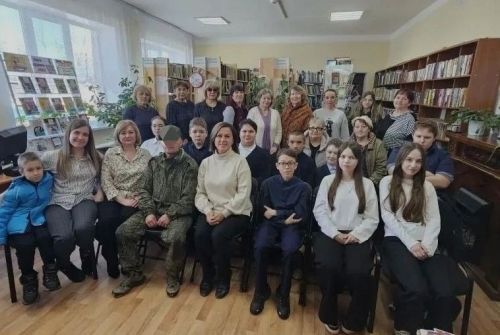 В Ижевской библиотеке школьники встретились с земляком — участником СВО