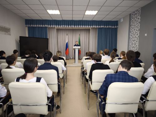 Дропперы, вейпы и уголовная ответственность: помощник прокурора провела профилактическую лекцию в гимназии «Мирас»
