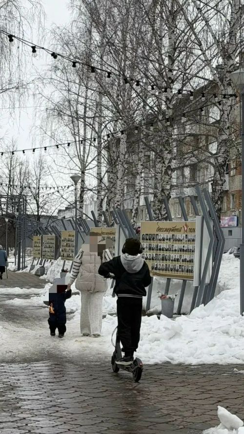 Юным менделеевцам напомнили, что езда на самокате в наушниках опасно