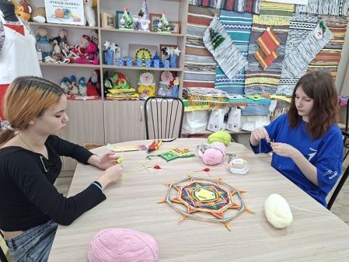 В приюте «Камские зори» дети и подростки учились плести мандалу «Глаз Бога»