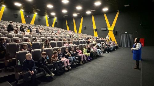 В менделеевском кинотеатре перед мультфильмом для лицеистов провели урок по безопасности дорожного движения