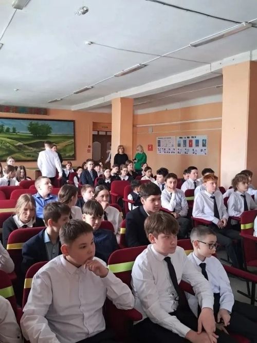Школьникам Менделеевска показали устройство БПЛА и рассказали о службе в войсках беспилотных систем