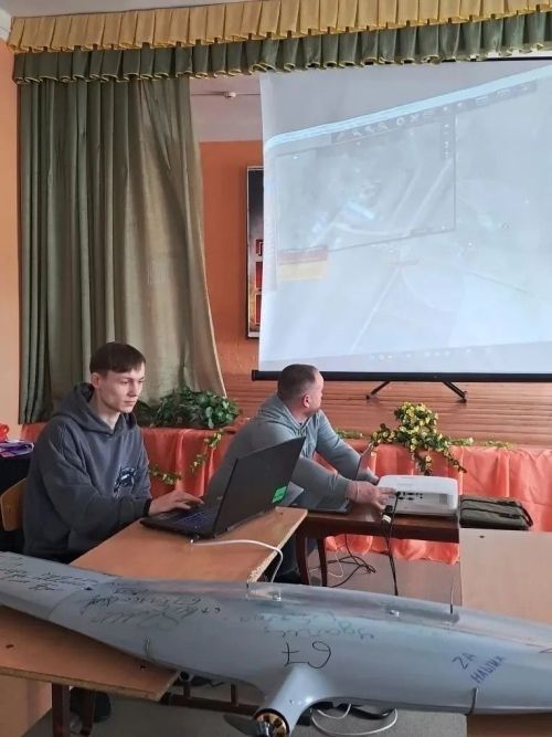 Школьникам Менделеевска показали устройство БПЛА и рассказали о службе в войсках беспилотных систем