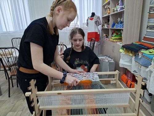 В социальном приюте «Камские зори» Менделеевска дети осваивают искусство ткачества