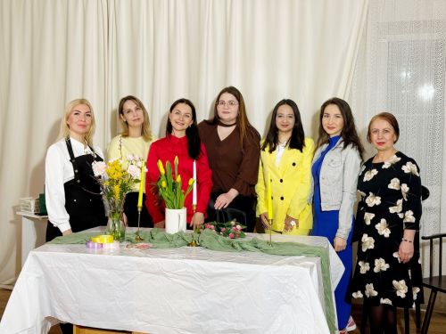 Весеннее настроение в сумочке: сотрудницы «Менделеевских новостей» создали цветочные шедевры к 8 Марта