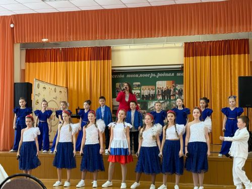 Творческие коллективы Менделеевска поздравляют учителей с 8 марта