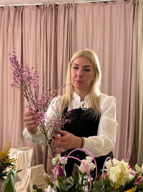 Весеннее настроение в сумочке: сотрудницы «Менделеевских новостей» создали цветочные шедевры к 8 Марта
