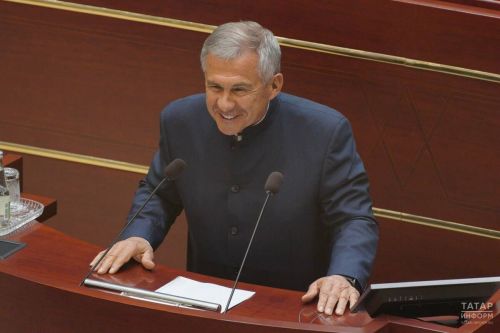 Рустам Минниханов поздравил жительниц Татарстана с наступающим 8 Марта