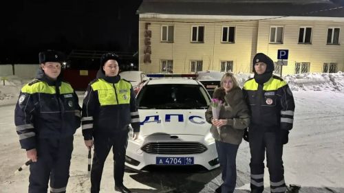 Сотрудники Госавтоинспекции Менделеевска поздравили автоледи с 8 Марта