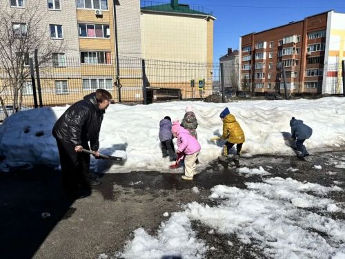 Воспитанники менделеевского детского сада «Маленький гений» встретили День птиц добрыми делами