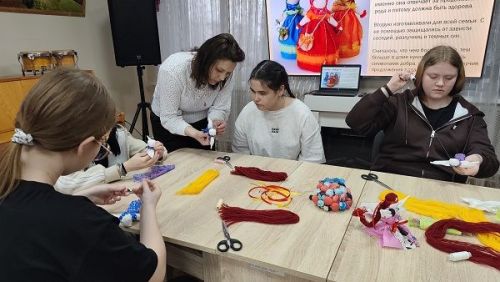 Воспитанники менделеевского приюта «Камские зори» смастерили куклу «На счастье»