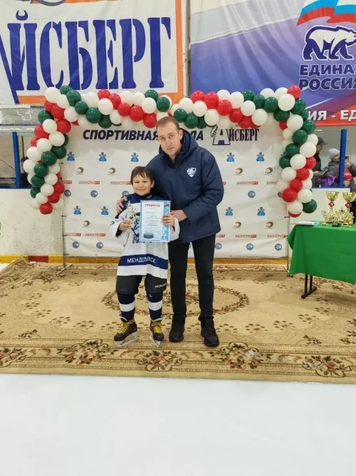 Хоккеисты Менделеевска выиграли домашний турнир к Дню космонавтики
