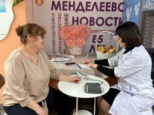 В «Менделеевских новостях» дарили яблоки за улыбку и заботу о здоровье