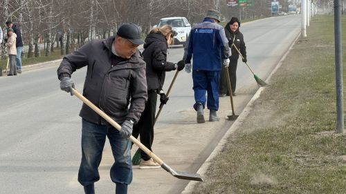Сотрудники «Аммония» навели чистоту на улицах Менделеевска