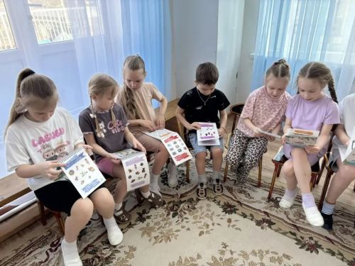 Детсадам Менделеевска вручили новые пособия для изучения татарского языка