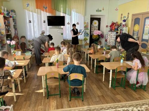 Детсадам Менделеевска вручили новые пособия для изучения татарского языка