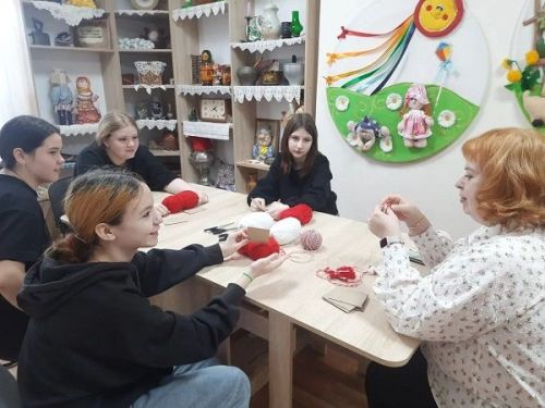 В менделеевском приюте «Камские зори» дети смастерили кукол-мартиничек