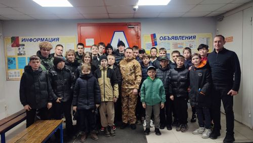 В ледовом дворце Менделеевска юные хоккеисты встретились с ветераном СВО Виталием Давлетбаевым