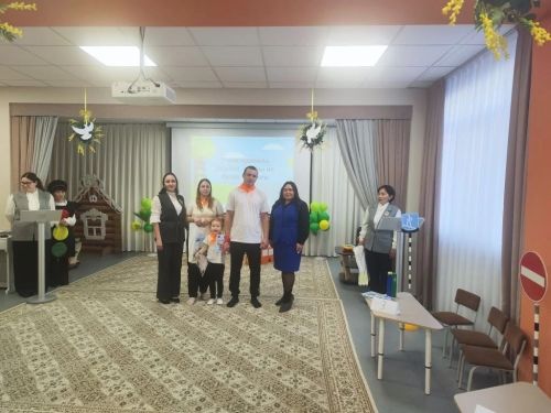 В детском саду Менделеевска родители вместе с детьми изучали правила дорожного движения