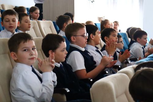 В лицее №3 «Потомки Менделеева» юные зрители повторили ПДД через театральное представление