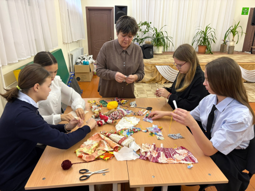 В Сетяковском клубе создают эко-обереги для бойцов СВО