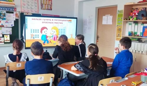 В школе для детей с ОВЗ в Менделеевске прошла минутка безопасности «Правила поведения на улице»