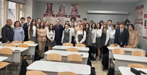 В школе №1 Менделеевска прошла встреча учеников с ветераном СВО Русланом Шарифуллиным