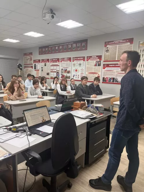 В школе №1 Менделеевска прошла встреча учеников с ветераном СВО Русланом Шарифуллиным