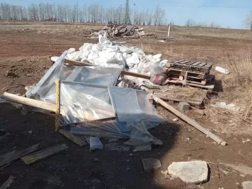 В Менделеевском районе в ходе проверки придорожных территорий выявили свалки мусора