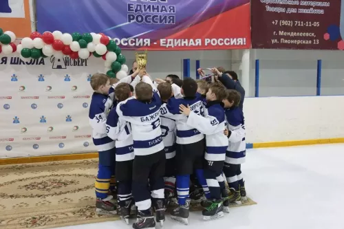 Хоккеисты из Менделеевска завоевали серебро на Кубке Героев