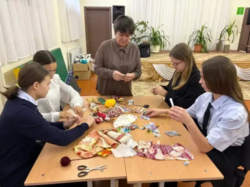 В Сетяково из лоскутков ткани создают обереги для участников СВО