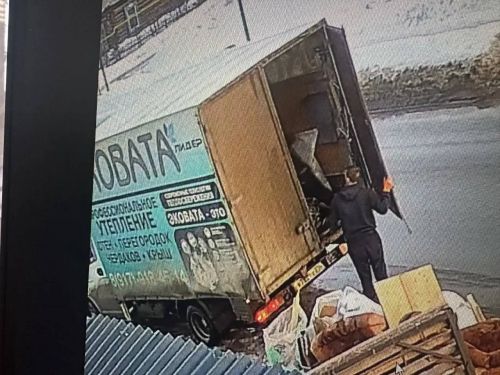 В Менделеевске напомнили о запрете выбрасывать шины и крупногабаритный мусор в контейнеры для ТКО