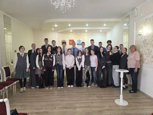 Школьники Менделеевска посетили отдел ЗАГС в рамках знакомства с работой госорганов