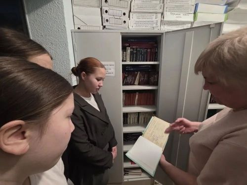 Школьники Менделеевска посетили отдел ЗАГС в рамках знакомства с работой госорганов