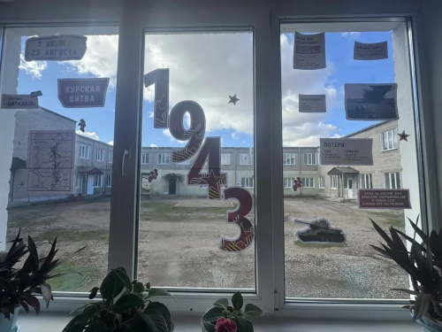 «Окна Победы»: в школе №2 Менделеевска украсили окна в честь великого праздника