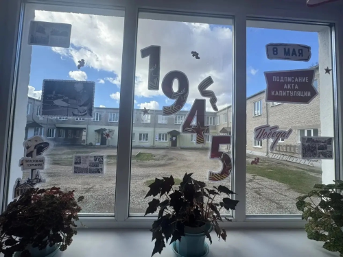 «Окна Победы»: в школе №2 Менделеевска украсили окна в честь великого праздника