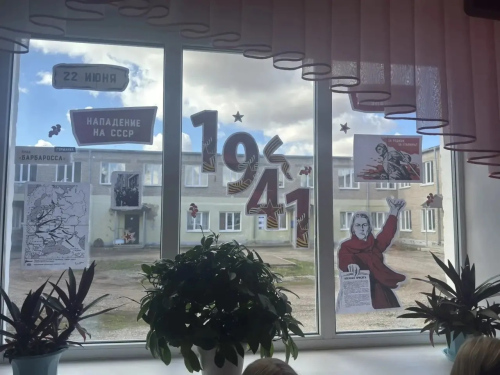 «Окна Победы»: в школе №2 Менделеевска украсили окна в честь великого праздника