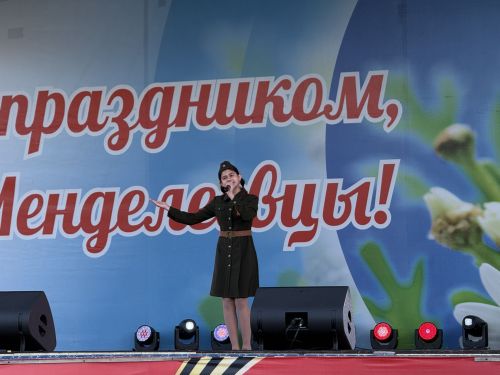 В День Победы в Менделеевске детские голоса и группа «Шурави» подарили зрителям праздничный вечер