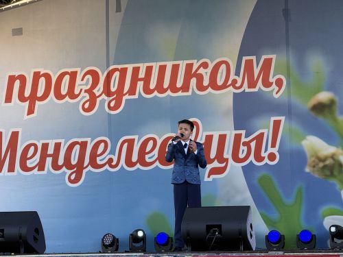 В День Победы в Менделеевске детские голоса и группа «Шурави» подарили зрителям праздничный вечер