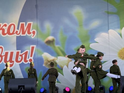 В День Победы в Менделеевске детские голоса и группа «Шурави» подарили зрителям праздничный вечер