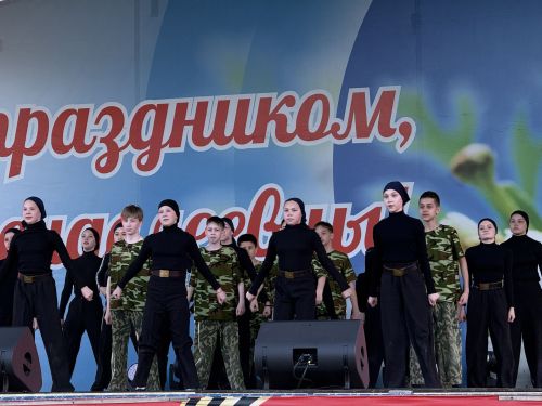 В День Победы в Менделеевске детские голоса и группа «Шурави» подарили зрителям праздничный вечер