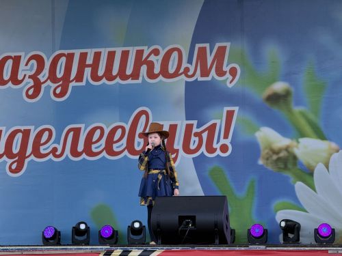 В День Победы в Менделеевске детские голоса и группа «Шурави» подарили зрителям праздничный вечер
