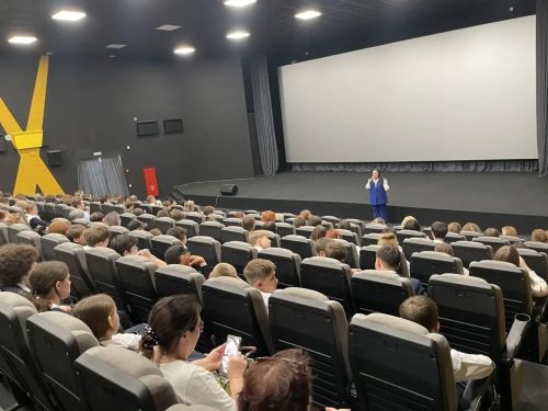 В кинотеатре «Юность» Менделеевска подросткам напомнили о безопасности на электросамокатах и питбайках
