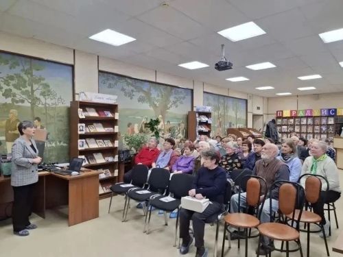 «Как пионеры, всегда готовы»: 890 пенсионеров, 16 факультетов и одна цель – жить активно в Менделеевском районе