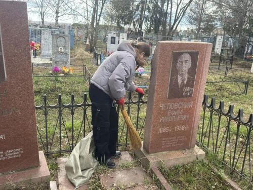 Волонтёры школы №2 в Менделеевске привели в порядок могилы участников ВОВ