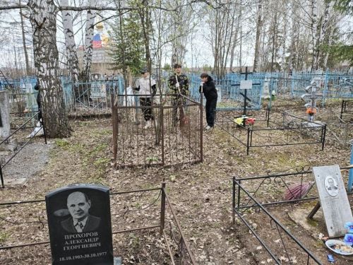 Учащиеся школы №1 Менделеевска навели порядок на могилах