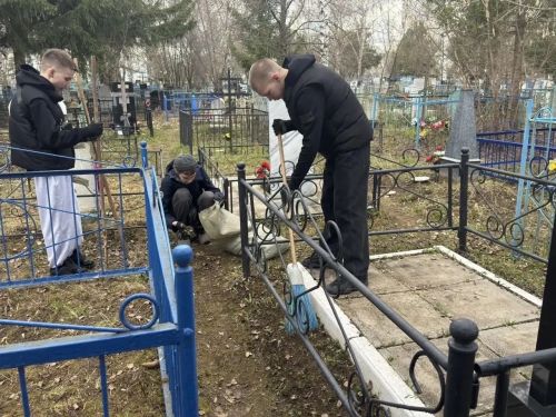 Волонтёры школы №2 в Менделеевске привели в порядок могилы участников ВОВ