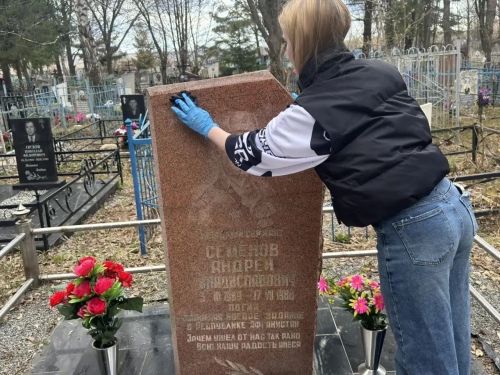 Волонтёры школы №2 в Менделеевске привели в порядок могилы участников ВОВ